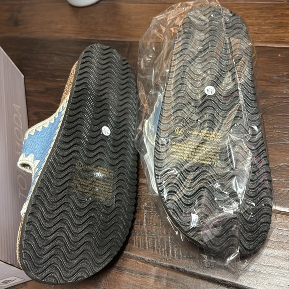 Blue and White Buckle Sandals New In Box Sz 7.5 - Picture 3 of 5